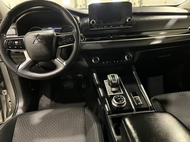 
 2022 Mitsubishi Outlander ES full									