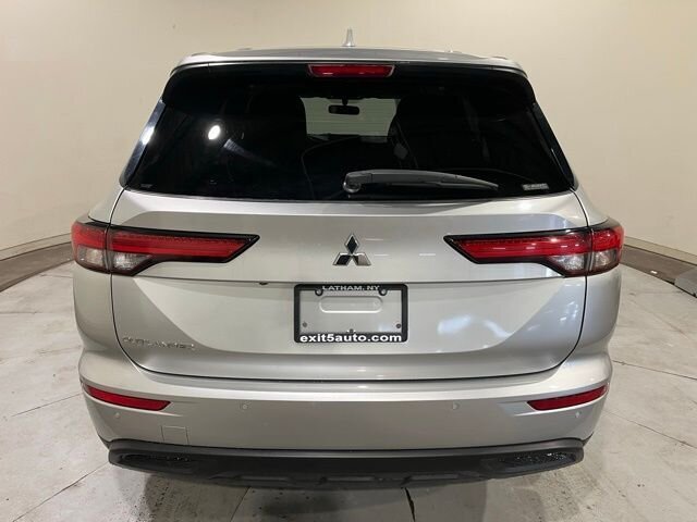 
 2022 Mitsubishi Outlander ES full									