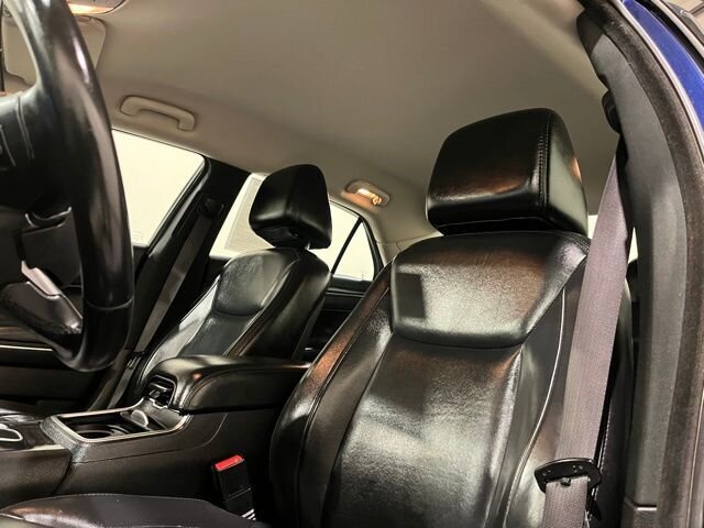 
 2016 Chrysler 300 Series Limited full									