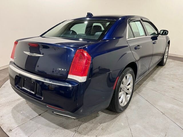 
 2016 Chrysler 300 Series Limited full									