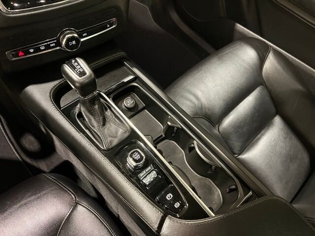 
 2020 Volvo XC90 T5 Momentum full									