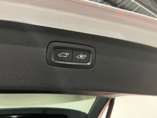 
 2020 Volvo XC90 T5 Momentum full									