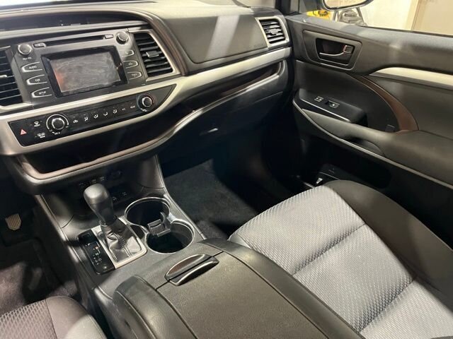 
 2018 Toyota Highlander LE full									