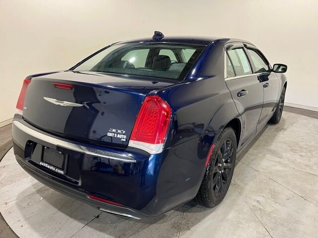 
 2016 Chrysler 300 Series Limited full									