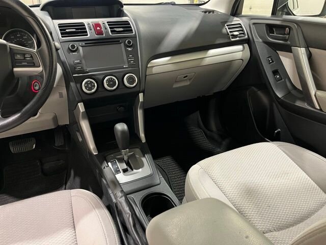 
 2016 Subaru Forester 2.5i full									