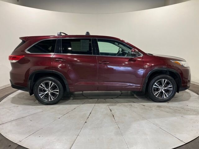 
 2018 Toyota Highlander LE full									