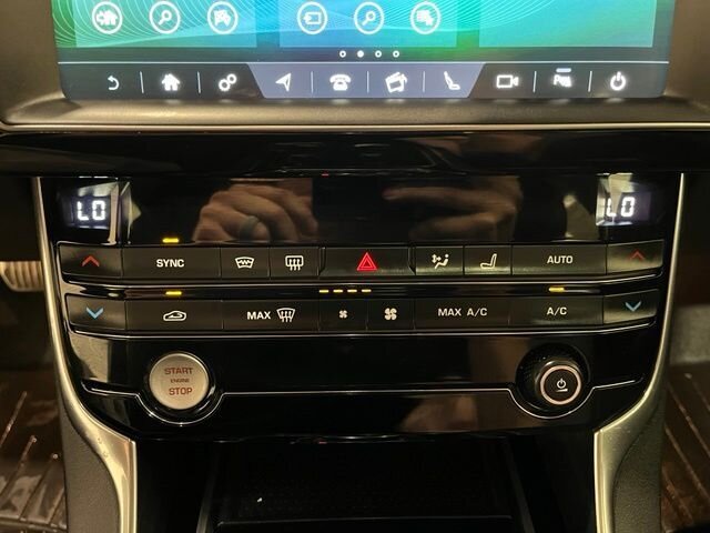 
 2019 Jaguar XE 25t Premium full									