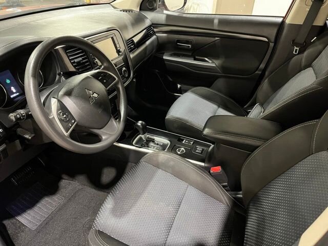 
 2019 Mitsubishi Outlander ES full									
