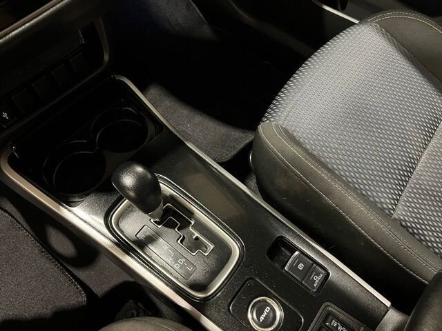 
 2019 Mitsubishi Outlander ES full									