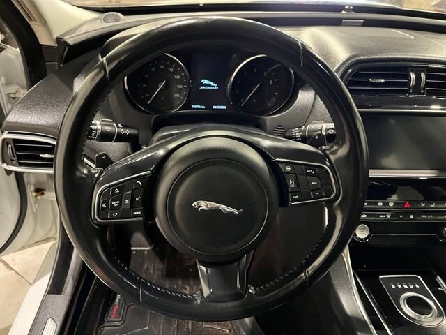 
 2019 Jaguar XE 25t Premium full									