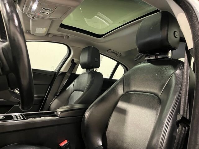 
 2019 Jaguar XE 25t Premium full									