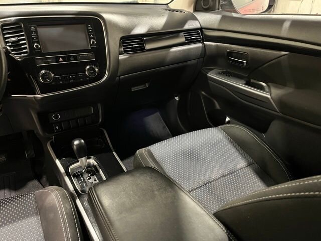 
 2019 Mitsubishi Outlander ES full									