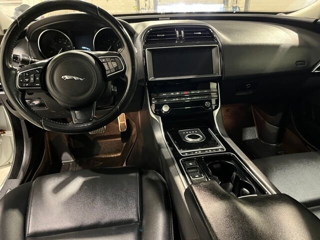 
 2019 Jaguar XE 25t Premium full									