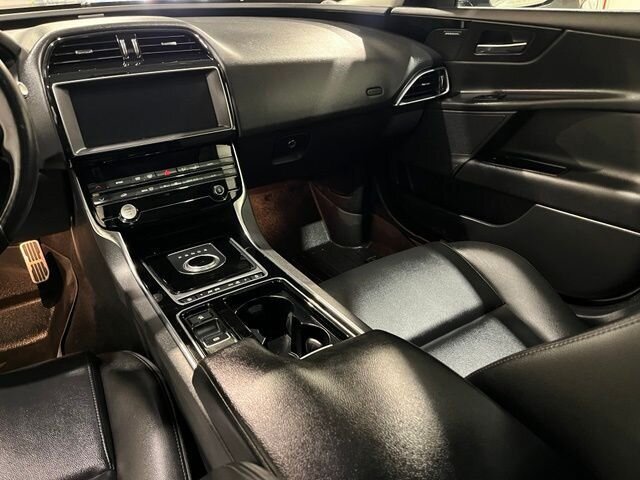 
 2019 Jaguar XE 25t Premium full									