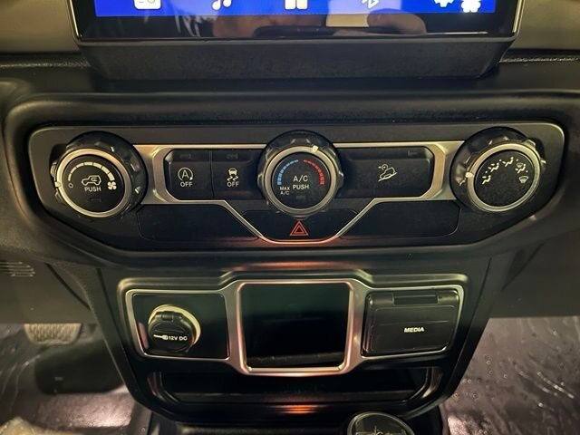 
 2019 Jeep Wrangler Sport full									