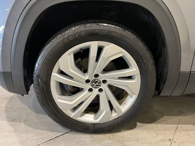 
 2021 Volkswagen Atlas 3.6L V6 SE w/Technology full									