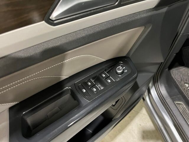 
 2021 Volkswagen Atlas 3.6L V6 SE w/Technology full									