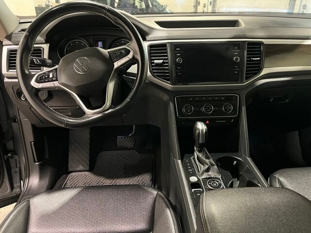 
 2021 Volkswagen Atlas 3.6L V6 SE w/Technology full									