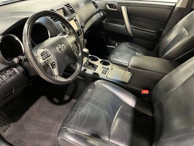 
 2013 Toyota Highlander SE full									