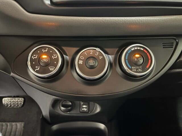 
 2015 Toyota Yaris L full									