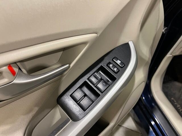 
 2013 Toyota Prius Three full									