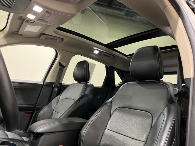 
 2020 Ford Escape Titanium full									