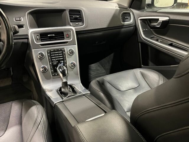 
 2018 Volvo S60 T5 Platinum full									