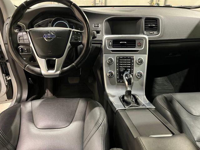 
 2018 Volvo S60 T5 Platinum full									