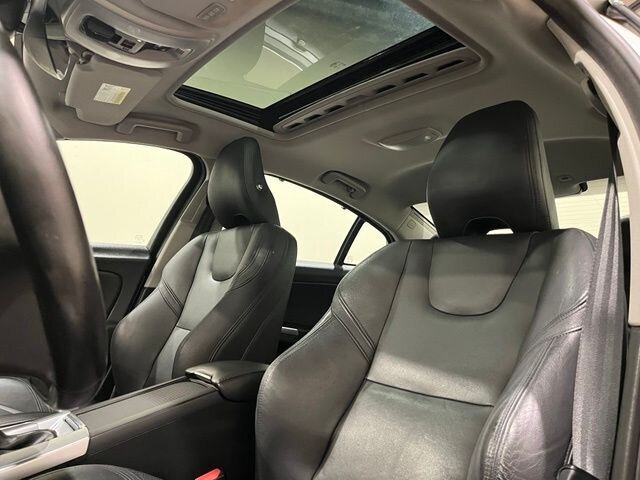 
 2018 Volvo S60 T5 Platinum full									
