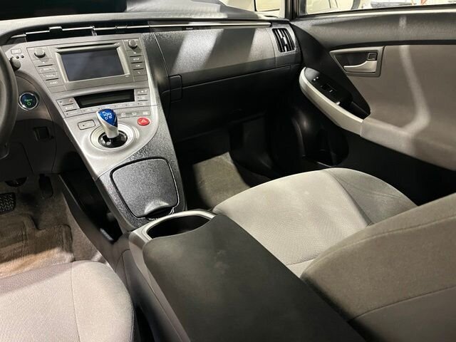 
 2014 Toyota Prius Two full									