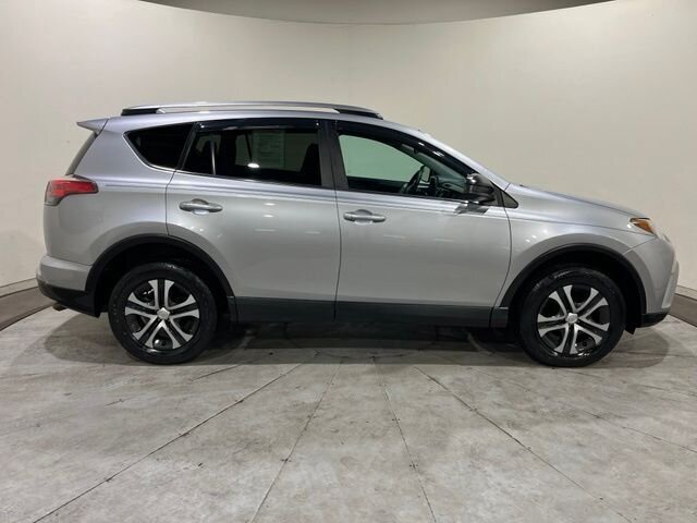 
 2017 Toyota RAV4 LE full									