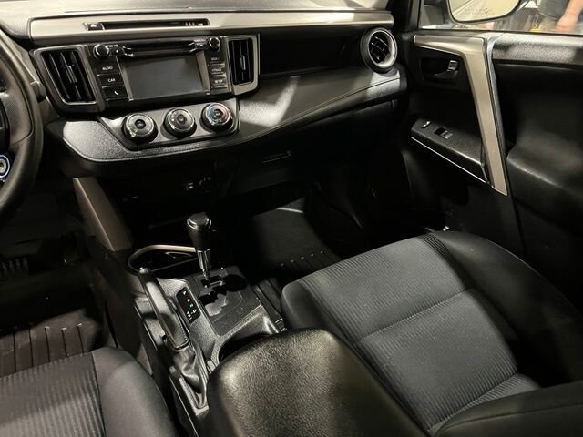
 2017 Toyota RAV4 LE full									