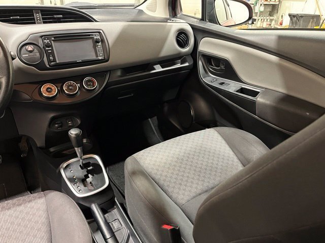 
 2015 Toyota Yaris L full									