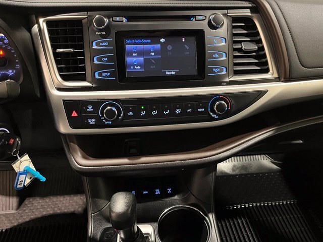 
 2019 Toyota Highlander LE full									