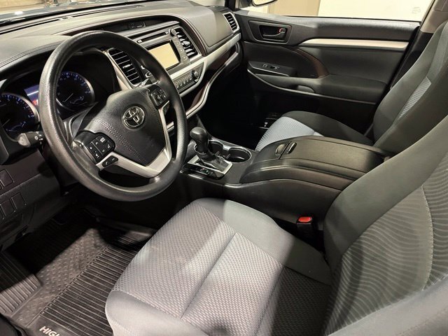 
 2019 Toyota Highlander LE full									