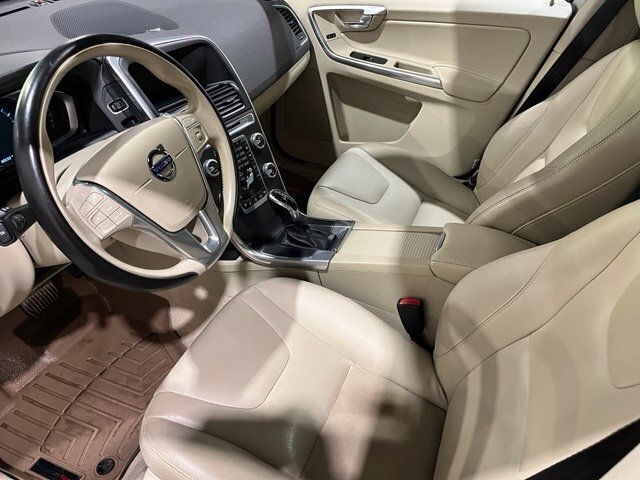
 2016 Volvo XC60 T5 Platinum full									