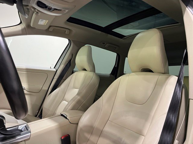 
 2016 Volvo XC60 T5 Platinum full									