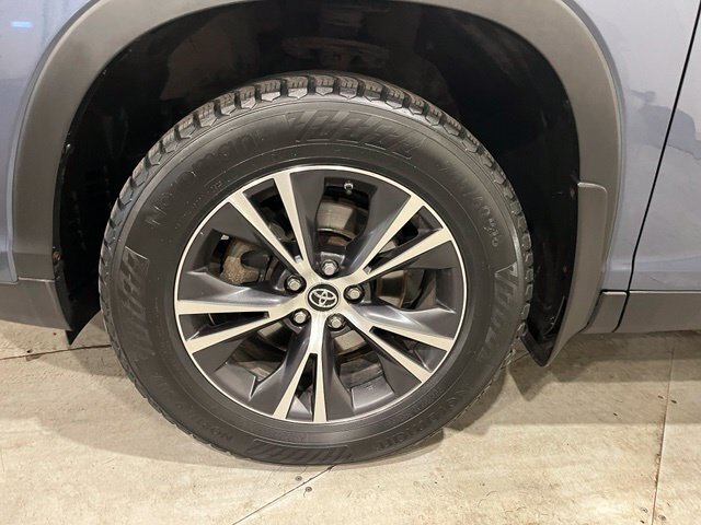 
 2019 Toyota Highlander LE full									