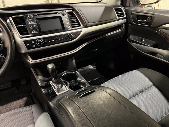 
 2019 Toyota Highlander LE full									