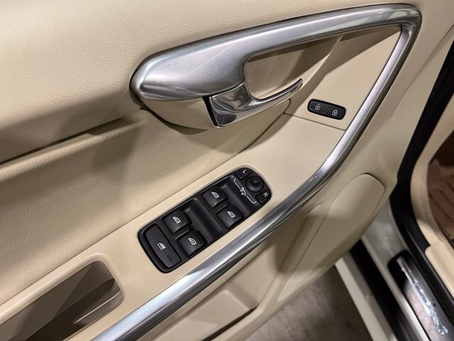 
 2016 Volvo XC60 T5 Platinum full									